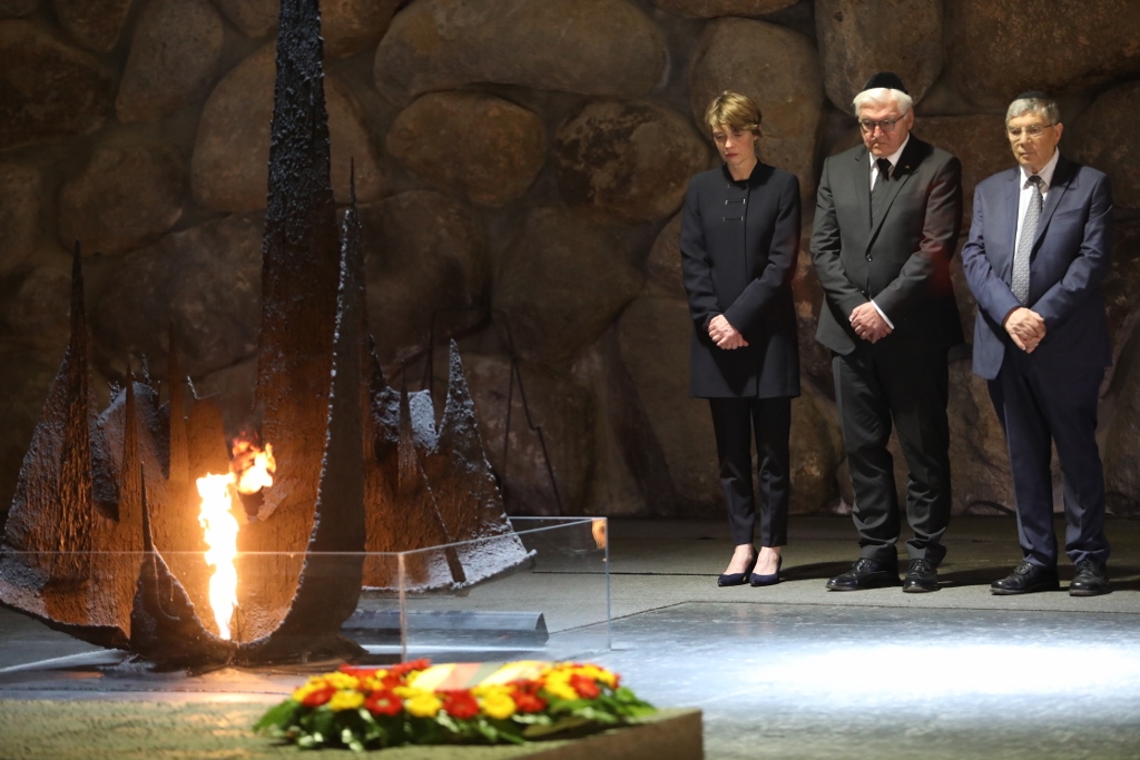 נשיא גרמניה פרנק-ואלטר שטיינמאייר (במרכז), רעייתו ויו"ר הנהלת יד ושם אבנר שלו בטקס זיכרון באוהל יזכור